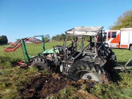 0110traktor-brennt-aus-und-macht-sich-selbststaendig