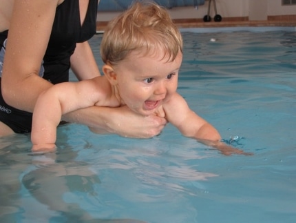 schwimmen-mit-dem-baby