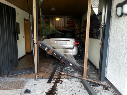 pol-ppwp-unfall-auto-parkt-im-wohnhaus