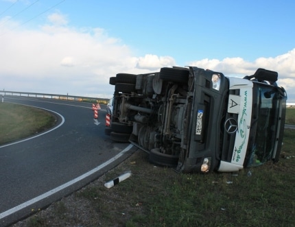 nicht-gesicherte-ladung-fuehrt-zum-unfall