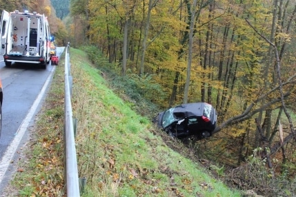 pol-pdko-braubach-fahrzeug-ueberschlaegt-sich-und-landet-an-einem-baum-l-335-fuer-20-minuten-voll-ge