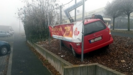pol-vdmz-mit-dem-auto-ins-restaurant
