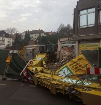 pol-pdps-abrissbagger-umgekippt