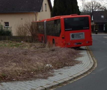 pol-pdmy-fuehrerloser-linienbus-prallt-gegen-hauswand