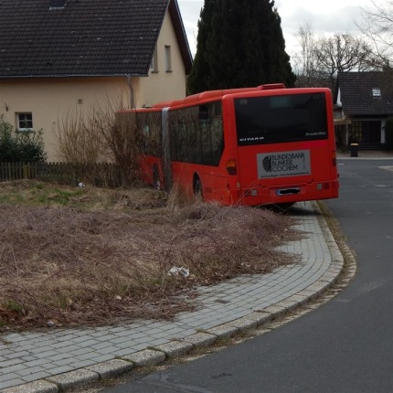 pol-pdmy-fuehrerloser-linienbus-prallt-gegen-hauswand