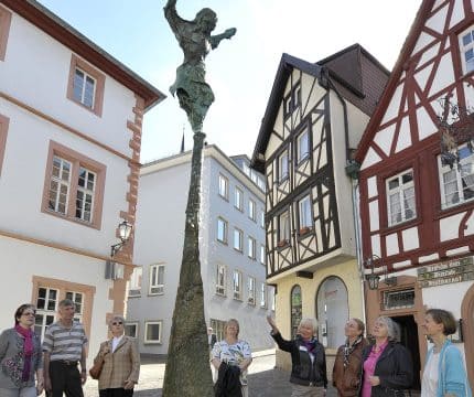 Otto an Undine mit Gruppe