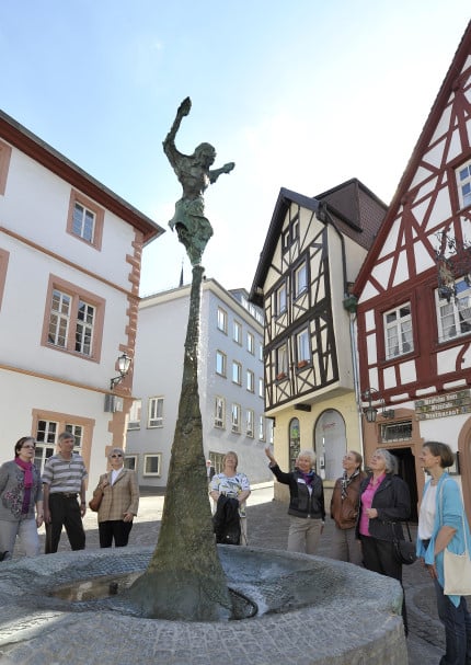 Otto an Undine mit Gruppe