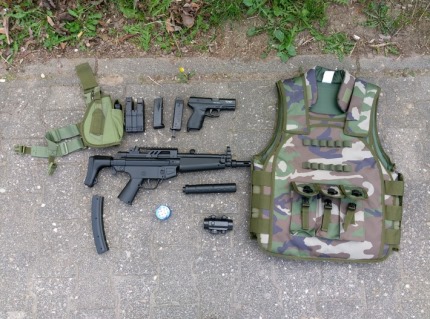 pol-ppmz-ober-olm-16-jaehriger-mit-maschinenpistole-bringt-sich-in-erhebliche-gefahr