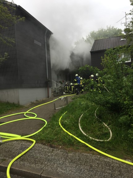 fw-en-erneuter-kellerbrand-15-menschen-gefaehrdet-bildmaterial-vorhanden