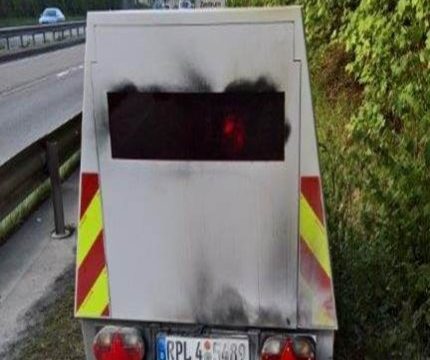 pol-pprp-mobiler-radaranhaenger-in-brand-gesetzt