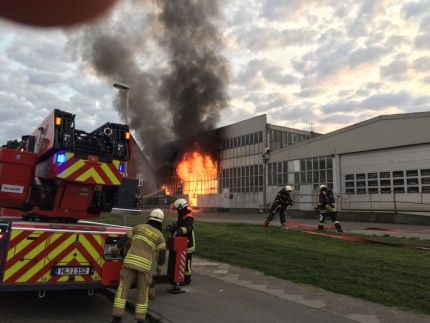 fw-hl-grossfeuer-in-einer-lagerhalle