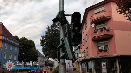 pol-ppwp-lkw-reisst-fussgaengerampel-aus-verankerung-fahrer-fluechtet