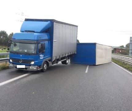 pol-ler-pressemeldung-vom-05-10-2017-windboee-erfasst-lkw