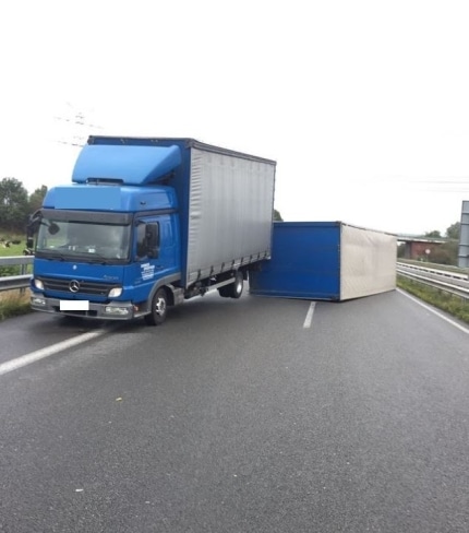 pol-ler-pressemeldung-vom-05-10-2017-windboee-erfasst-lkw