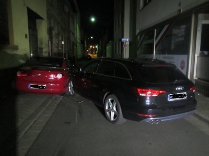 pol-pdkh-verkehrsunfallflucht-fahrer-und-beifahrer-fluechteten