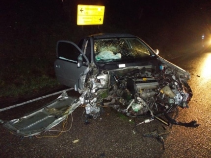 17-jaehriger-zerlegt-opel-astra-am-brueckengelaender