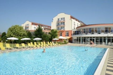 Germany___Austria___Switzerland_medium-sized_1249891_Foto_-The-Monarch-Hotel_Aussenpool_TheMonarchHotel