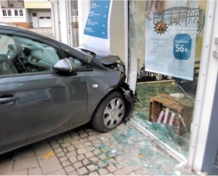 auto-kracht-in-schaufenster