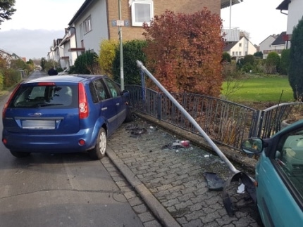 sachschaden-bei-unfall-auf-kreuzung-