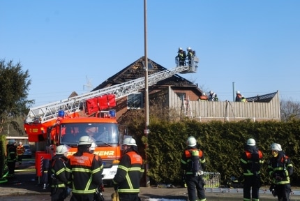 in-buetzfleth-greift-auf-den-dachstuhl-ueber-feuerwehr-kann-verhindern-