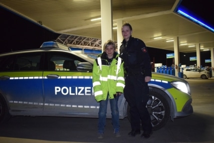 pol-hi-9-jaehriger-junge-wird-auf-autobahnrastanlage-vergessen