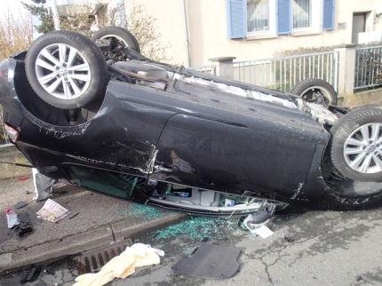 pol-pdkh-vorfahrtsregel-rechts-vor-links-missachtet-64-jaehrige-unfallverursacherin-kommt-auf-dem-da