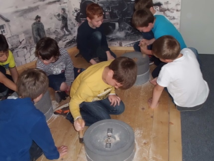 PI 137 2018 Kinder beim Mehlmahlen 2017