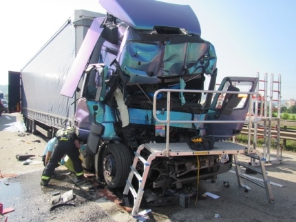 a-61-nach-unfall-mit-drei-sattelzuegen-fahrer-lebensgefaehrlich-verletzt