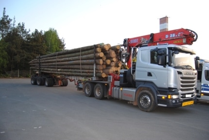 holztransporter-extrem-ueberladen