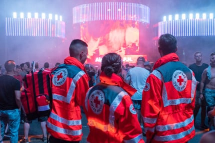 DRK Team vor Bühne