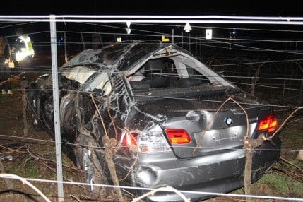 pdld-auto-faehrt-geradeaus-ueber-kreisverkehr-in-weinberg-4-verletzte-insassen