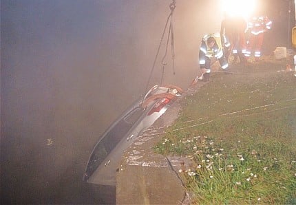 Abflug in den Bach: Pkw stürzt in die Aller