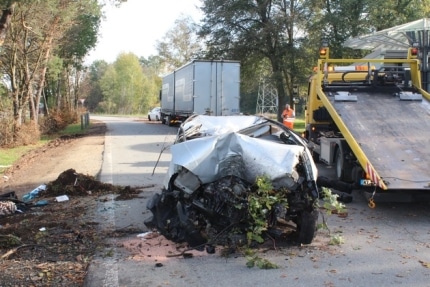 Unfallbeschädigtes Fahrzeug261019