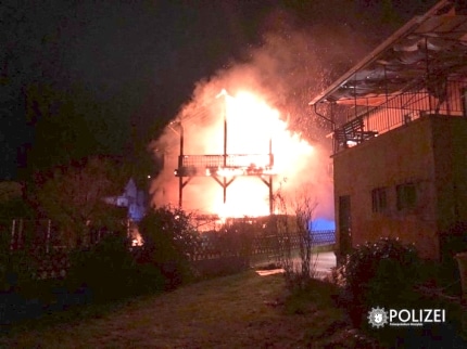 Mehrfamilienhaus steht in Flammen -Foto: Polizei170220