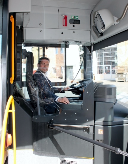 Oberbuergermeister- David-Langner-im-Bus-mit-Fahrerschutz-Scheibe