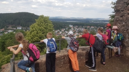 Genießen die Aussicht - die Kinder bei der städtischen Ferienbetreuung - Bildcredit: Stadtverwaltung Kaiserslautern