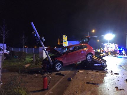 0512-vu-mit-3-verletzten-auf-der-b9-audi-schiebt-bmw-gegen-ampelmast