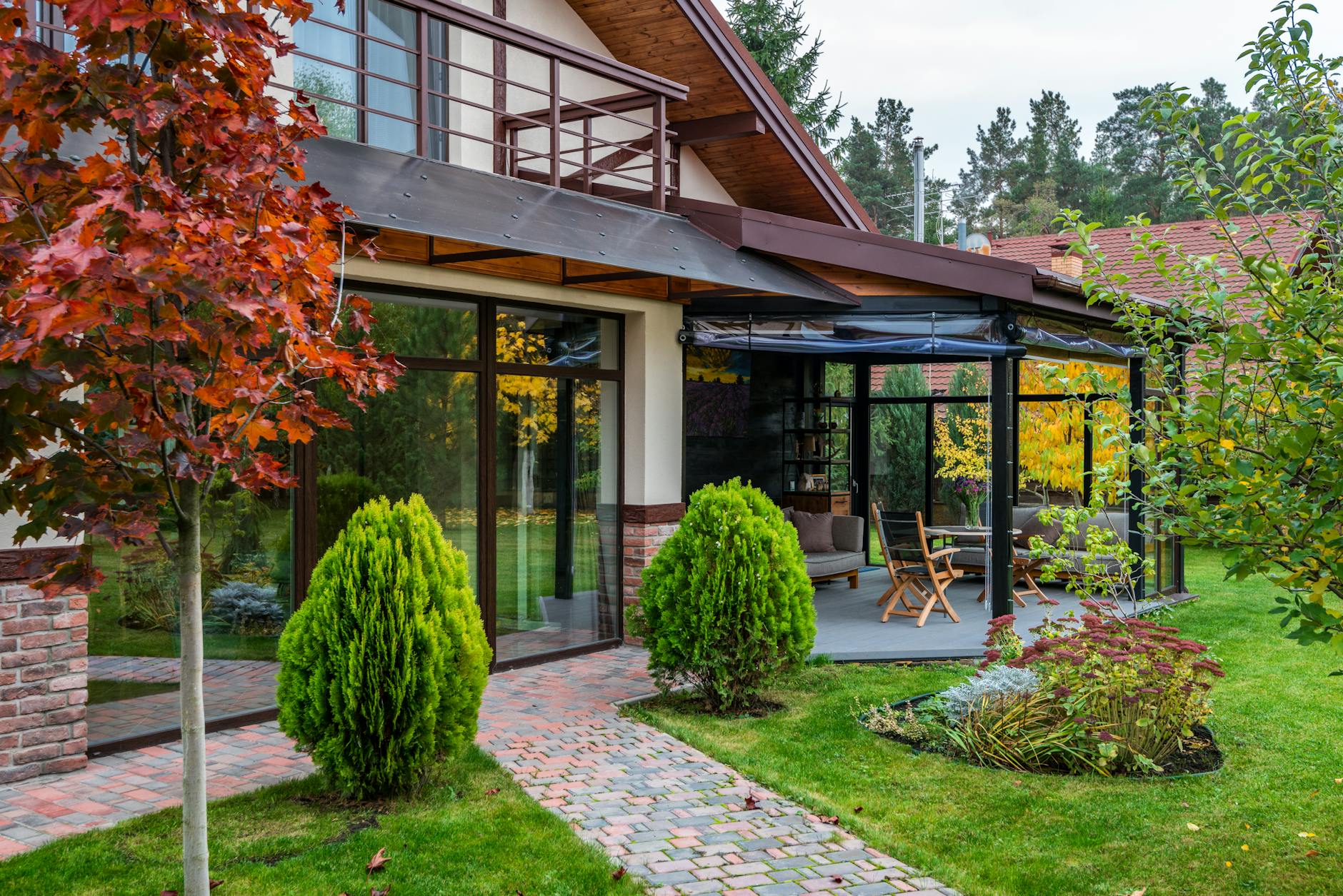 Wie Glasschiebewände Ihre Terrasse in ein Gartenzimmer verwandeln