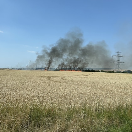 Brand Hötzelsroda Feuerwehren löschen Feldbrand