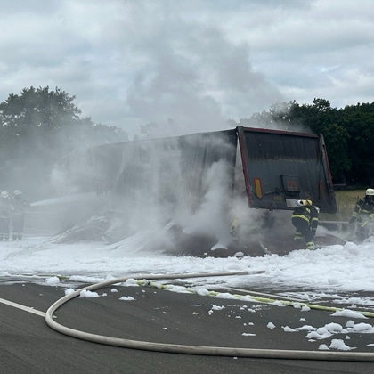 POL-WL: Lkw brennt vollständig aus - Hoher Sachschaden